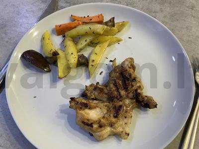 Vištienos šlaunelės ant grotelių su spanguolių padažu pagrindine nuotrauka