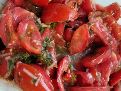 Greiti aštrūs pomidorai su žolelėmis ir česnaku pagrindine nuotrauka