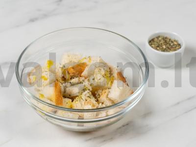 Cezario salotas su skrudintais duonos kubeliais Žingsnis 2