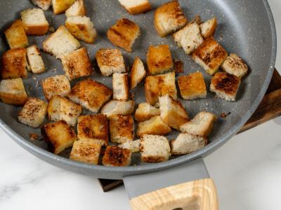 Cezario salotas su skrudintais duonos kubeliais Žingsnis 3