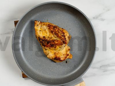 Cezario salotas su skrudintais duonos kubeliais Žingsnis 4