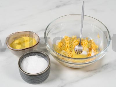 Cezario salotas su skrudintais duonos kubeliais Žingsnis 11