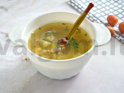 Žirnių sriuba su troškiniu pagrindine nuotrauka