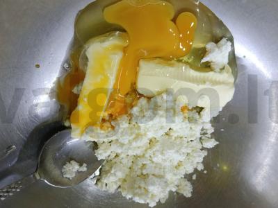 Varškės naminis keksiukas su razinomis Žingsnis 2