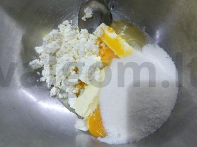 Varškės naminis keksiukas su razinomis Žingsnis 3