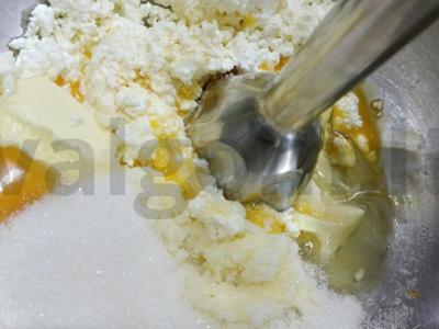 Varškės naminis keksiukas su razinomis Žingsnis 4