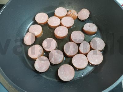 Troškinti daržovės su dešrelėmis ir kiaušiniu Žingsnis 1