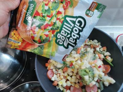 Troškinti daržovės su dešrelėmis ir kiaušiniu Žingsnis 2