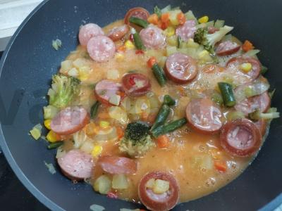 Troškinti daržovės su dešrelėmis ir kiaušiniu Žingsnis 4