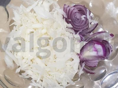 Salotos su marinuotais grybais, kopūstais ir žolelėmis Žingsnis 1