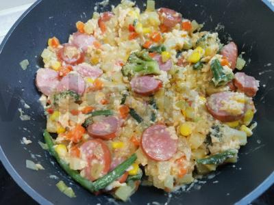 Troškinti daržovės su dešrelėmis ir kiaušiniu Žingsnis 5