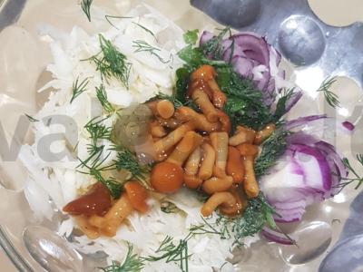 Salotos su marinuotais grybais, kopūstais ir žolelėmis Žingsnis 2