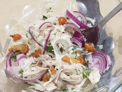 Salotos su marinuotais grybais, kopūstais ir žolelėmis pagrindine nuotrauka