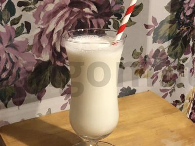 Kokteilis su ledais ir kriaušių sirupu pagrindine nuotrauka