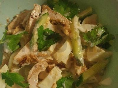 Švelnus salotas su agurkais ir rūkytomis vištienos krūtinėlėmis „Oro“ pagrindine nuotrauka