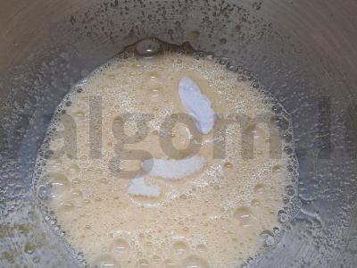 Manų kruopų ir kondensuoto pieno apkepas Žingsnis 2