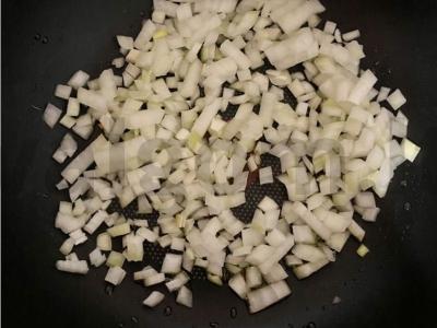 Makaronai su troškiniu ir pomidorų pasta Žingsnis 1