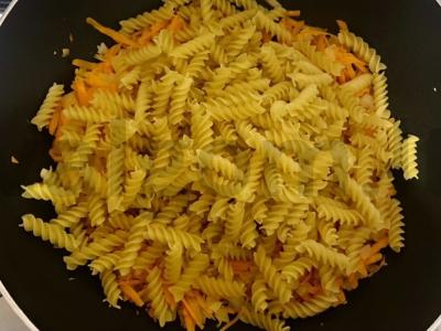 Makaronai su troškiniu ir pomidorų pasta Žingsnis 3