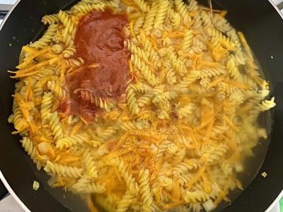 Makaronai su troškiniu ir pomidorų pasta Žingsnis 4