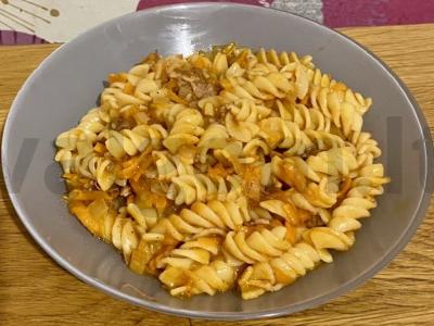 Makaronai su troškiniu ir pomidorų pasta pagrindine nuotrauka