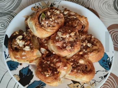 Saldžios sluoksniuotos bandelės su riešutais ir cinamonu pagrindine nuotrauka