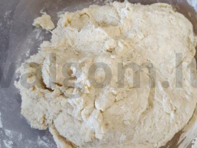 Vatrushkos su varške ant rauginto tešlos Žingsnis 1