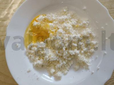 Vatrushkos su varške ant rauginto tešlos Žingsnis 4