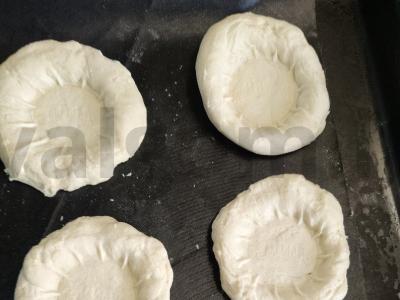 Vatrushkos su varške ant rauginto tešlos Žingsnis 5