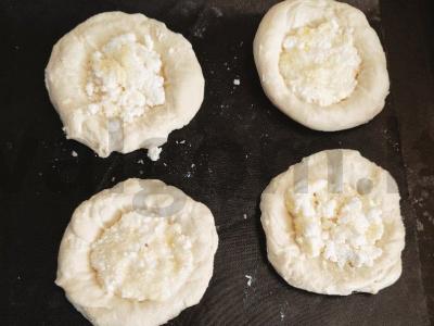 Vatrushkos su varške ant rauginto tešlos Žingsnis 6