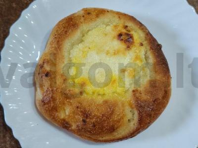 Vatrushkos su varške ant rauginto tešlos pagrindine nuotrauka