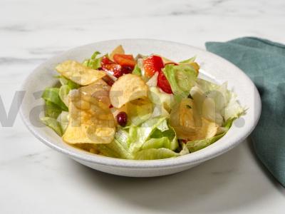 Salotas su raudonuoju paprikos ir traškučiais pagrindine nuotrauka