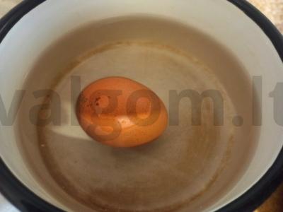 Okroška su kiaušiniu, sėlenomis ir kepta morkomis Žingsnis 1