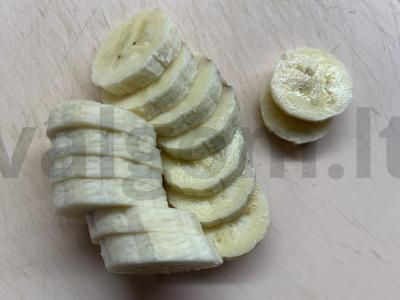 Sausainiai iš sausainių, kondensuoto pieno, varškės ir bananų Žingsnis 1