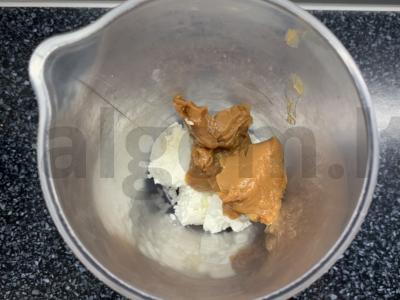 Sausainiai iš sausainių, kondensuoto pieno, varškės ir bananų Žingsnis 2