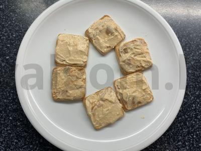 Sausainiai iš sausainių, kondensuoto pieno, varškės ir bananų Žingsnis 3