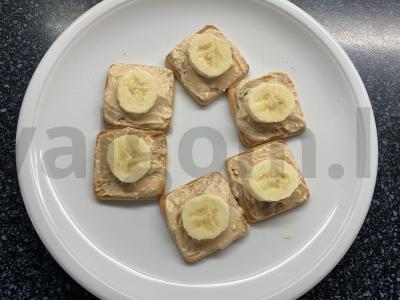 Sausainiai iš sausainių, kondensuoto pieno, varškės ir bananų Žingsnis 4