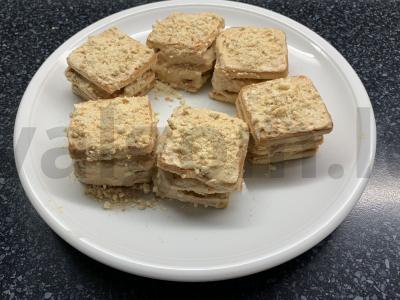 Sausainiai iš sausainių, kondensuoto pieno, varškės ir bananų Žingsnis 6