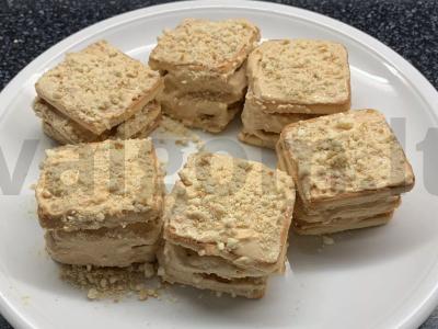 Sausainiai iš sausainių, kondensuoto pieno, varškės ir bananų pagrindine nuotrauka