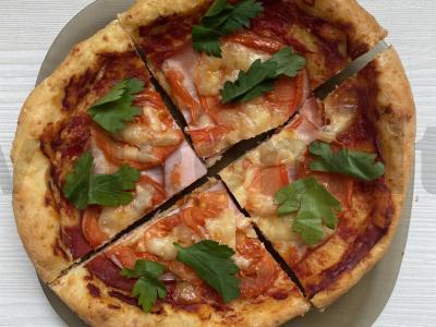 PP pica su karbonaidu varškės tešloje pagrindine nuotrauka