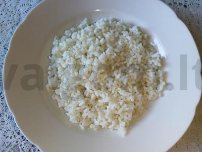 Krabų salotas su ryžiais, kiaušiniais, saldžiąja kukurūzais ir šviežiu agurku Žingsnis 1