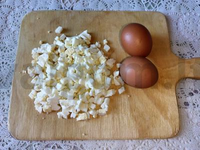 Krabų salotas su ryžiais, kiaušiniais, saldžiąja kukurūzais ir šviežiu agurku Žingsnis 3