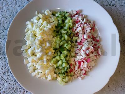 Krabų salotas su ryžiais, kiaušiniais, saldžiąja kukurūzais ir šviežiu agurku Žingsnis 4