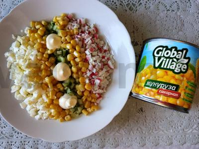 Krabų salotas su ryžiais, kiaušiniais, saldžiąja kukurūzais ir šviežiu agurku Žingsnis 5