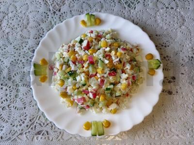 Krabų salotas su ryžiais, kiaušiniais, saldžiąja kukurūzais ir šviežiu agurku pagrindine nuotrauka