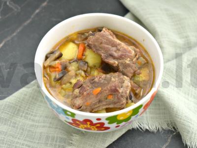 Troškinta bulvė su šonkauliais ir pievagrybiais pagrindine nuotrauka