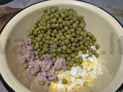 Salotos su tunu ir žirniais alyvuogių aliejuje Žingsnis 1