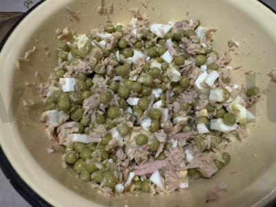 Salotos su tunu ir žirniais alyvuogių aliejuje Žingsnis 2