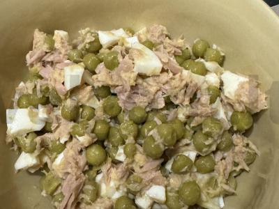 Salotos su tunu ir žirniais alyvuogių aliejuje pagrindine nuotrauka