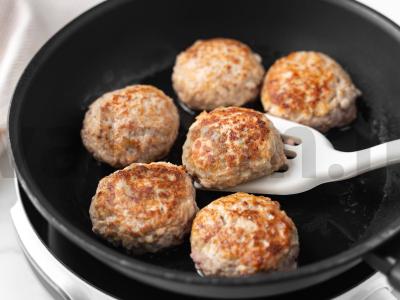 Kiaulienos kotletai pomidorų padaže Žingsnis 10