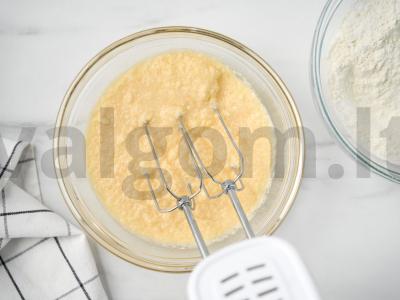 Paprastas pyragas su agrastais Žingsnis 2